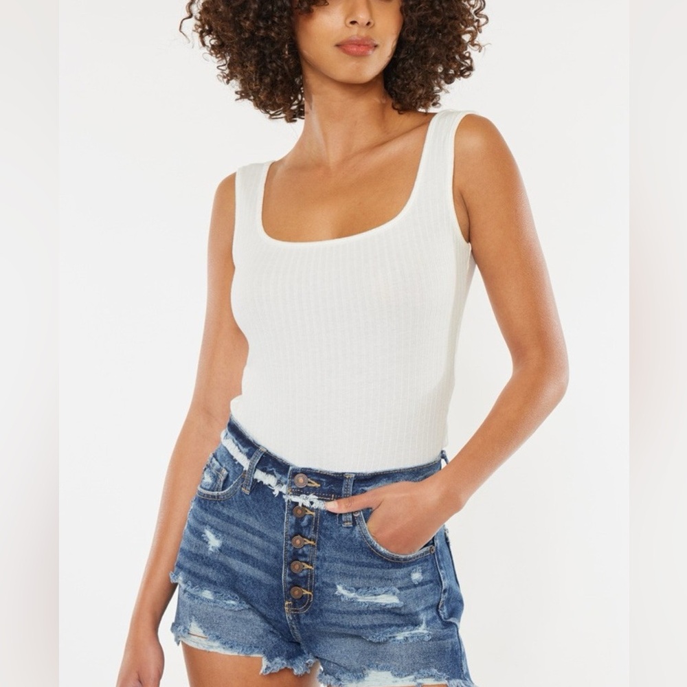 Features: Washed, Raw Hem,
Stretch: Slightly stretchy
Material composition: 100%